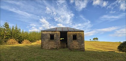 The Hut - Norfolk Island - NSW T (PBH4 00 12274)